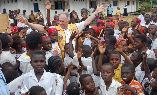 Fresia in mezzo ai bambini africani